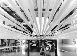 近日，由江蘇連云港中復(fù)神鷹碳纖維有限公司自主研發(fā)的千噸級高強(qiáng)型、高強(qiáng)中模型干噴濕紡高性能碳纖維關(guān)鍵技術(shù)及產(chǎn)業(yè)化項目通過中國工程院專家鑒定，這標(biāo)志著干噴濕紡技術(shù)在我國獲得重大突破，將大幅提升國產(chǎn)高性能碳纖維的競爭力和附加值。圖為7月8日，工人在該公司碳纖維生產(chǎn)線上工作。